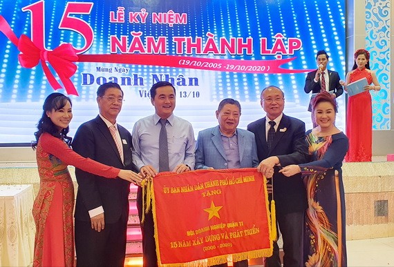 第十一郡商會執委會領取市人委會頒發傳統旗幟。