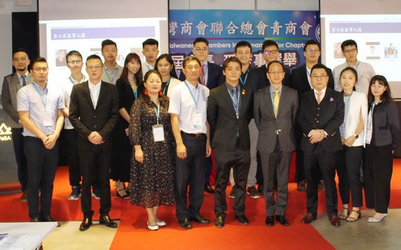 越南台青商會會長陳靜璿（前排右五）與貴賓和理監事合照留念。