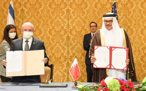 10月18日，在巴林麥納麥，以色列國家安全委員會負責人梅厄·本-沙巴特（前左）與巴林外交大臣扎耶尼（前右）等出席協議簽署儀式。（圖源：新華社）
