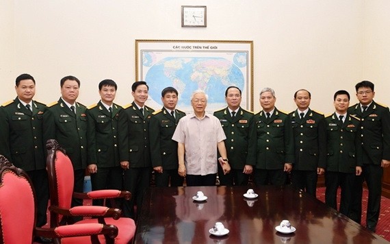 黨中央總書記、國家主席、中央軍委書記阮富仲（中）在黨中央辦公廳與《人民軍隊報》編委會成員合影。（圖源：人民軍隊報）