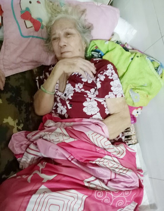 李梅妹臥床不起，四肢開始彎曲，動彈不得。