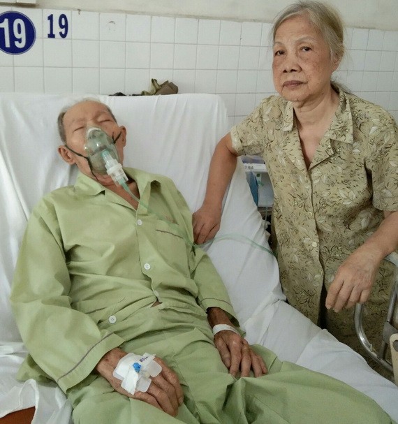 楊達病倒，妻子何麗卿在醫院守候。