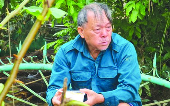 吃上熱飯的長者忍不住落淚。（圖源：互聯網）