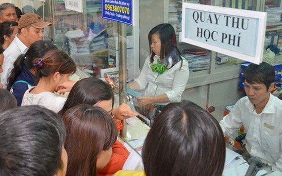 學生家長為子弟繳交學費。（示意圖源：何玲）