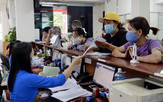 多名失業者在社會保險機關辦理失業金領取手續。（圖源：耀基）