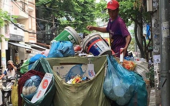 簡陋的垃圾收運車容易造成環境污染。