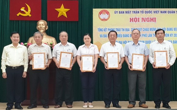 黎晉才主席向各會館頒發感謝狀。