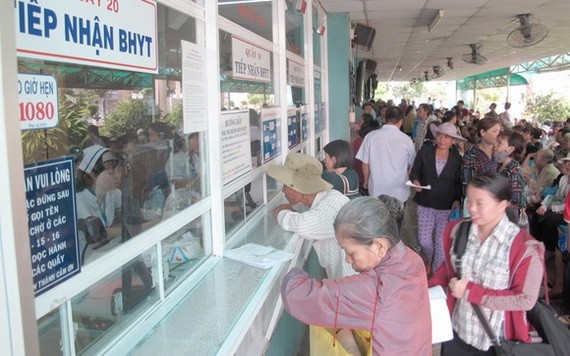 民眾在本市某醫院掛號診治病。