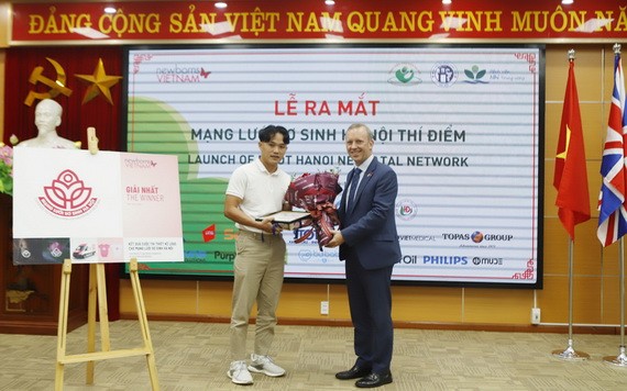 一等獎作者陳文洲（左）。