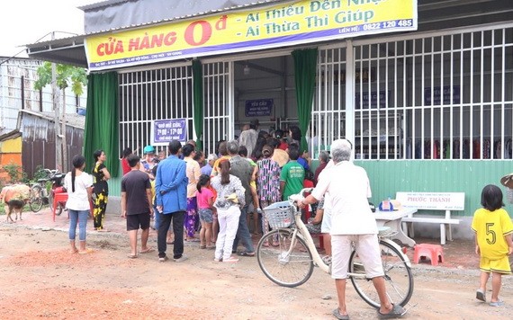 當地貧民排隊進店選購零元物品。