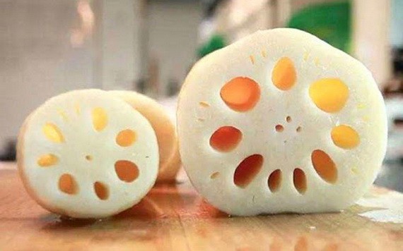 七孔蓮藕和九孔蓮藕。（圖源：互聯網）