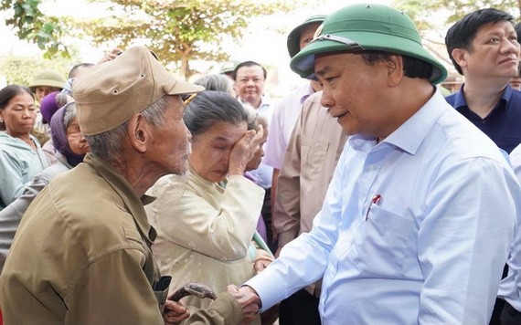 政府總理阮春福慰問災民。（圖源：光孝）