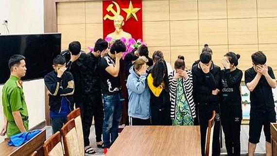 詐騙客戶團夥中的12名嫌犯被逮捕歸案。（圖源：V.Huy）