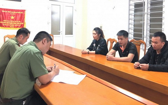 被起訴的三名嫌犯在公安派出所向警方供述其犯罪過程。（圖源：光全）