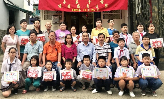 領獎學生與各貴賓、理事們合影。