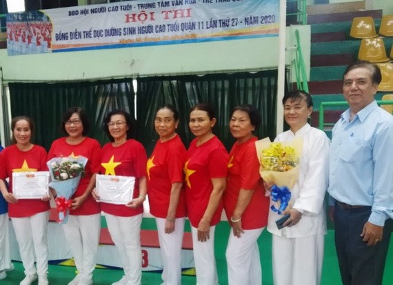 郡高齡人會主任朱杞文(右一)與得獎隊代表合照留念。