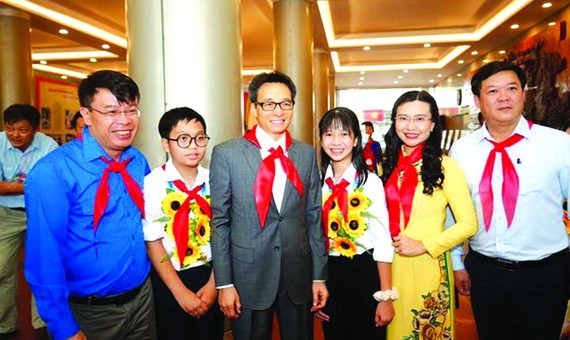 政府副總理武德膽（左三）同與會代表合影。（圖源：互聯網）