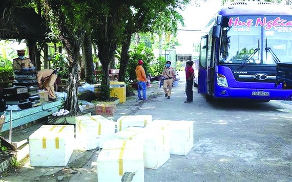 運載大量來歷不明商品的臥鋪客車被查扣。（圖源：互聯網）