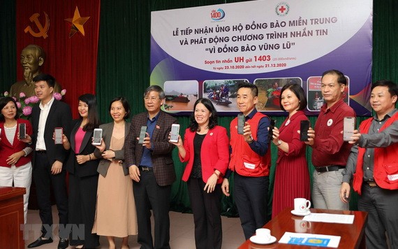 “為洪災區同胞”短信發送捐款儀式。（圖源：越通社）