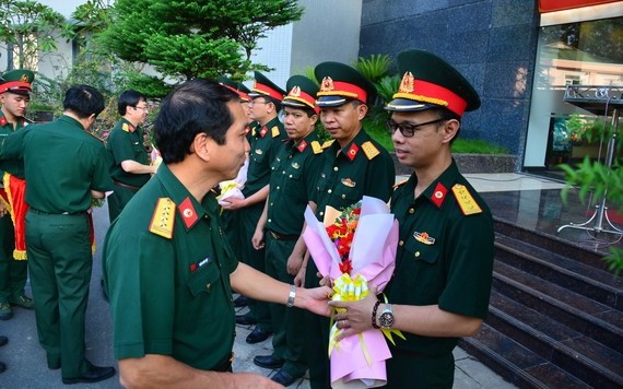 175號軍醫院副院長陳國越大校（前左）殷勤問候並鼓勵赴長沙島縣工作的醫護團隊人員。