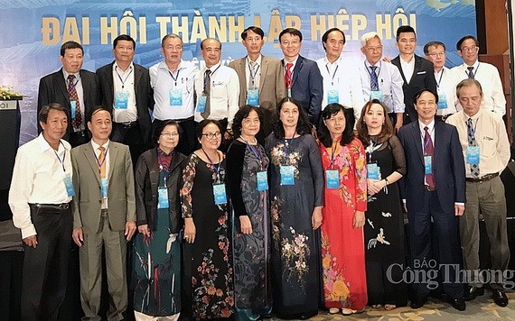 越南傳統魚露協會執委會集體亮相。（圖源：工商報）