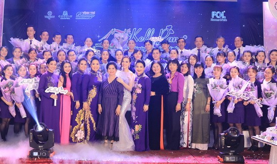 向美甲講師班的畢業生頒發畢業證書。