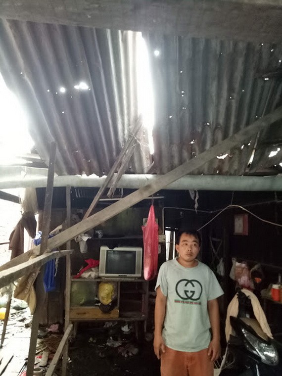 陳蘇清在破爛屋子裡。