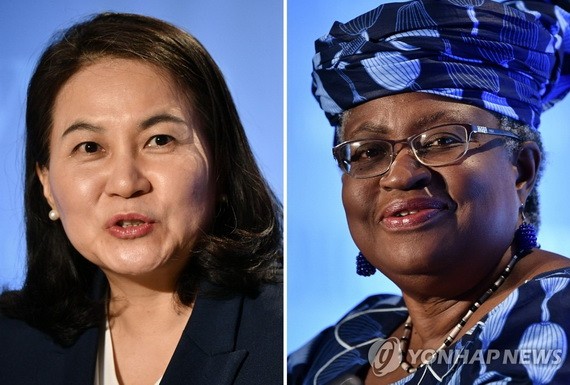 韓候選人俞明希(左)和奧孔喬-伊韋阿拉。（圖源：韓聯社）