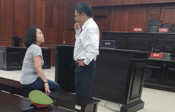 出庭受審的被告人莎琳娜‧賓蒂‧穆赫德‧扎妮（左）。（圖源：南安）