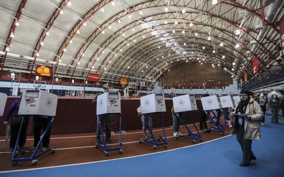 10月27日，選民在美國紐約的一處投票點參加提前投票。（圖源：新華社）