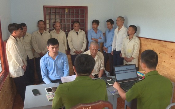 被抓獲的網絡賭球團夥在公安派出所向調查員供述案情。（圖源：國勇）