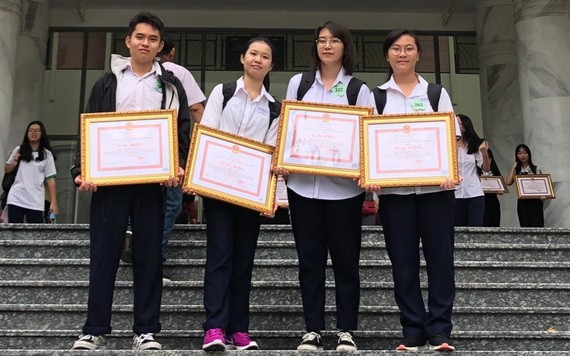 考取國家級與市級優秀生華人學生合影。