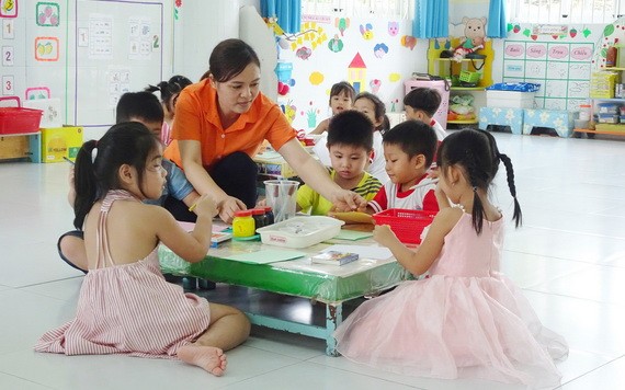 福門縣泰三村鄉的“九‧二”幼兒園學生在上課。