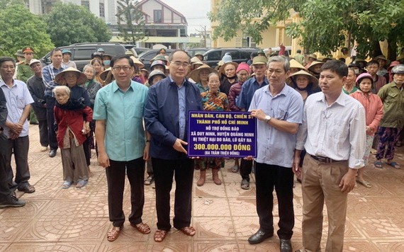 黨中央政治局委員阮善仁（前左二）親往廣平省慰問災民並贈送禮物。