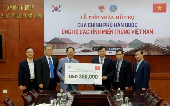韓國駐越南特命全權大使樸能運（左三）將捐助款項移交予農業與農村發展部副部長、天災防範中央指委會副主任阮黃協。（圖源：越通社）