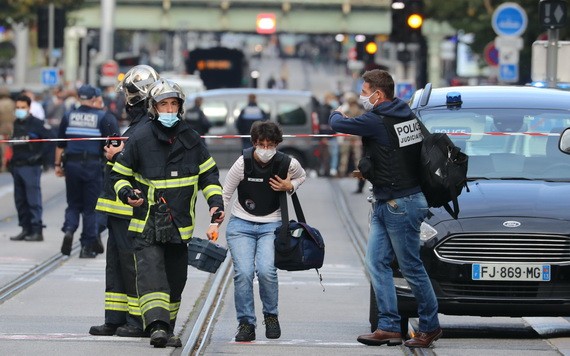 一名法醫人員抵達事發現場。（圖源：AFP）
