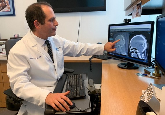 賓夕法尼亞大學佩雷爾曼醫學院神經外科主任Daniel Yoshor 基於此參與設計了大腦植入物刺激視覺皮層的方法。（圖源：互聯網）