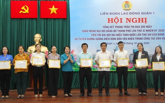 市第一郡勞動聯團代表向“民運能手”優秀個人頒發獎狀。（圖源：真福）