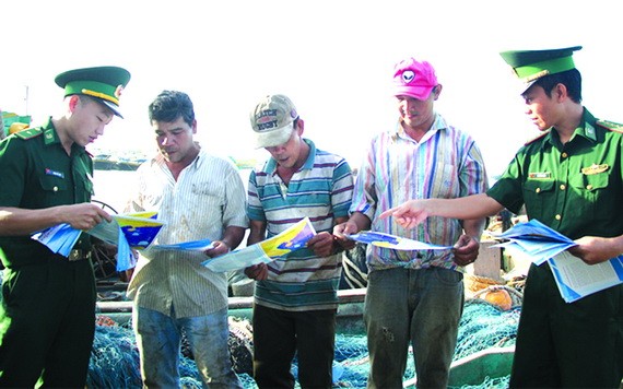 向漁民宣傳航海安全。