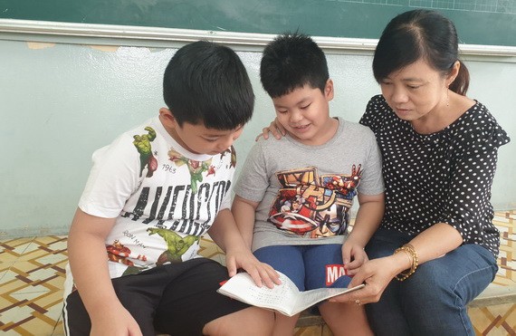 謝嘉美老師給學生溫習功課。