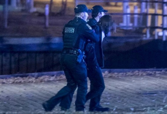 當地警方在翌日凌晨拘捕一名20多歲男子，要求民眾留在室內，並正調查犯案動機。（圖源：推特）