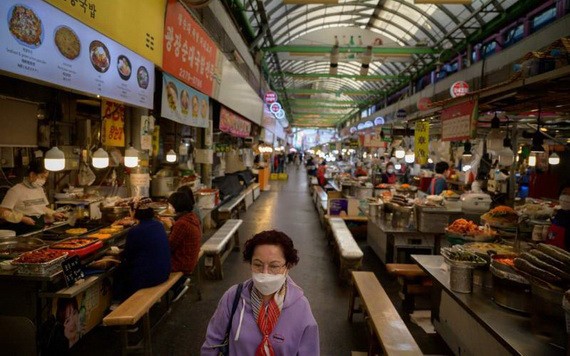 韓國將於11月13日起正式執行這一措施。除不戴口罩者，不正確戴口罩者也將面臨處罰，比如口罩沒有遮住鼻子。 （圖源：AFP）