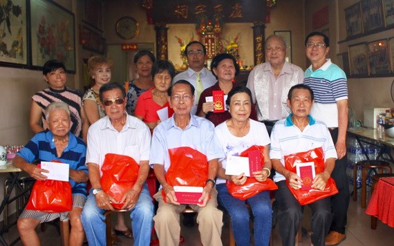 該宗祠理事長盧錦成(後排右四)、常值理事長盧鏡波(後排右一)與諸位長者合照留念。