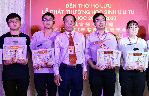 盧氏、劉氏宗祠秋祭及頒獎學金 ảnh 1