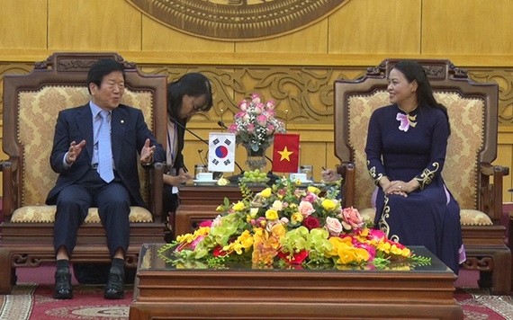 寧平省委書記阮氏秋霞（右）會見韓國國會議長朴炳錫。（圖源：人民報）