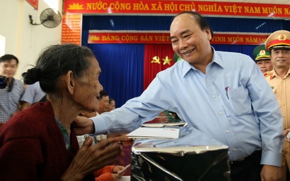 政府總理阮春福親往看望並慰問廣南省山城縣三光鄉災區同胞。