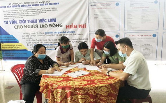 勞工在辦理享失業津貼的手續。