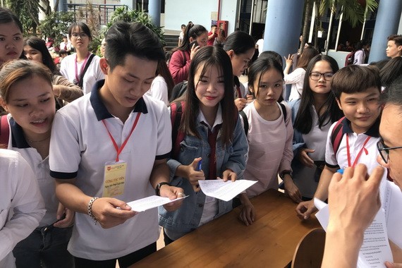 本市徵女王高中學校學生在參加課外活動。