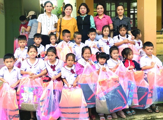 華青組團救濟中部災區同胞