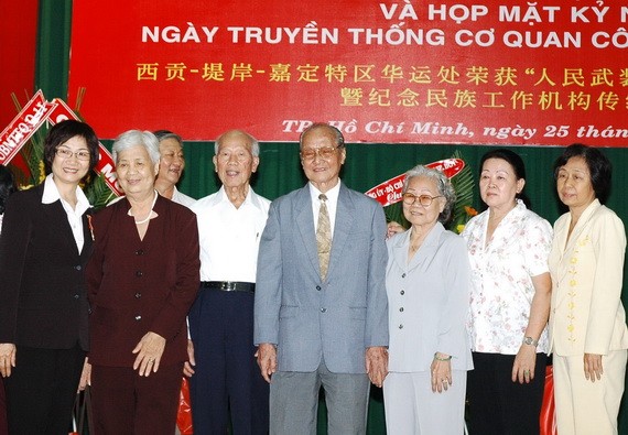 蟻團老先生(右四)於2010年與眾多老同志合影。